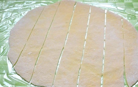 1. Этап. Хворост с медом: 8. Нарежьте длинными полосками.