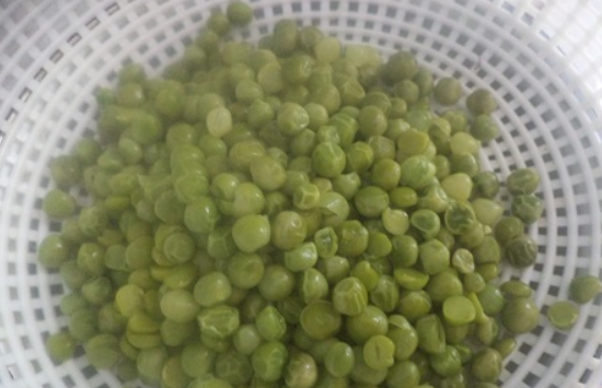 1. Этап. Закатка горошка: Откидываем горошек на дуршлаг.