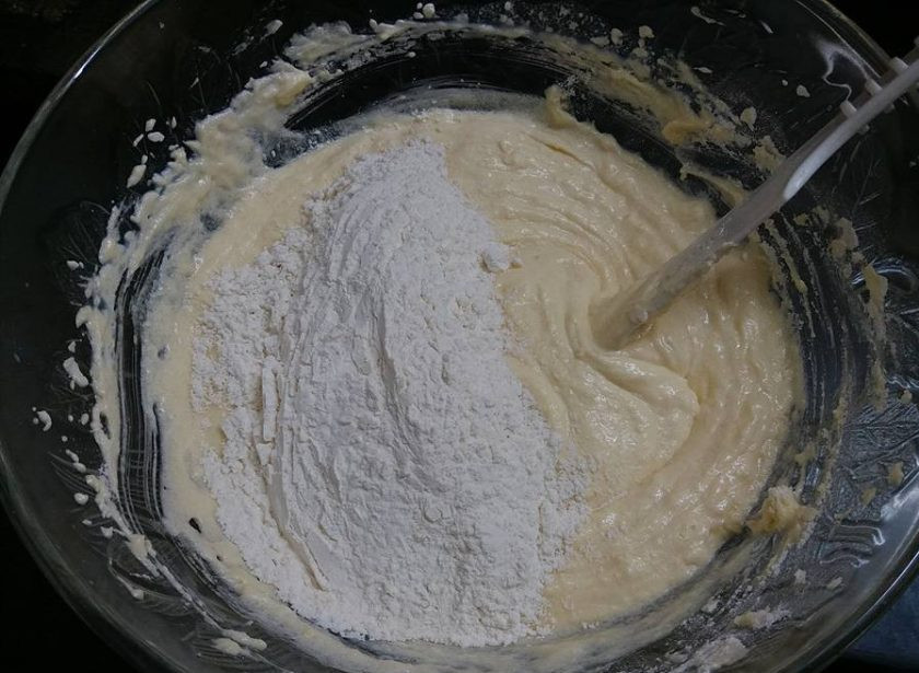 1. Этап. Ванильный бисквитный торт: 3. Постепенно введите в жидкую смесь сухие ингредиенты и перемешайте тесто.