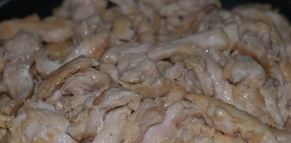 1. Этап. Курица по-пекински в кисло-сладком соусе: В сковороде разогреваем растительное масло и обжариваем на нем кусочки филе до образования золотистой корочки.