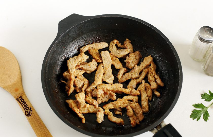 1. Этап. Салат Днепровский: Обжарьте мясо до готовности с добавлением соли и специй.