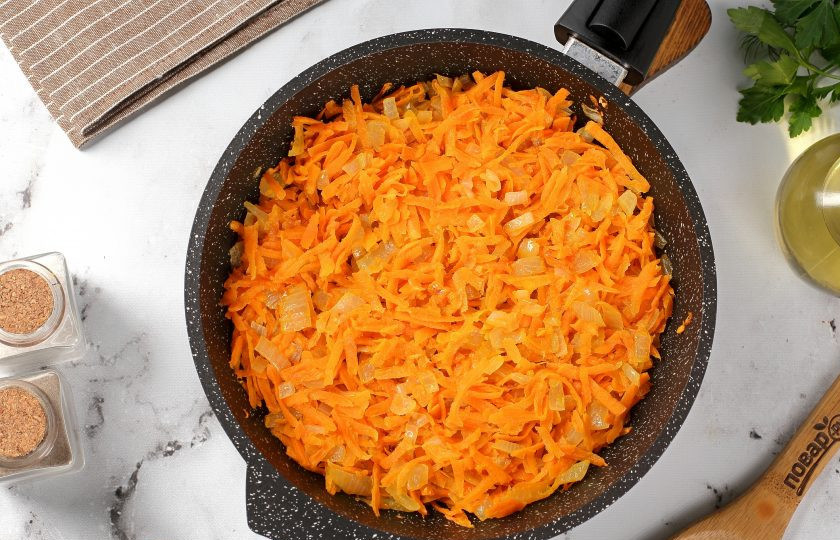 1. Этап. Голубцы из пекинской капусты: Оставшуюся луковицу нарежьте кубиками, морковь натрите на крупной тёрке. Обжарьте овощи до мягкости.
