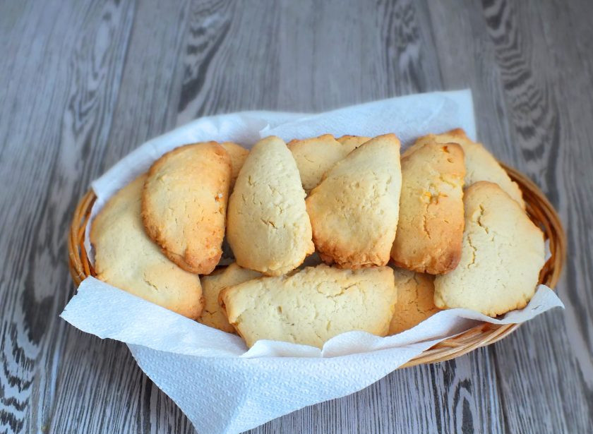 1. Этап. Печенье с лимонной начинкой: Готовое печенье переложите в вазочку и охладите, но и теплое оно очень вкусное.