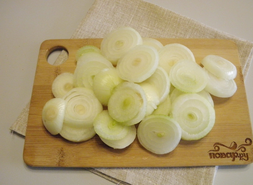 1. Этап. Маринад для куриных крылышек: Очистите лук, порежьте его не тонко, кольцами.