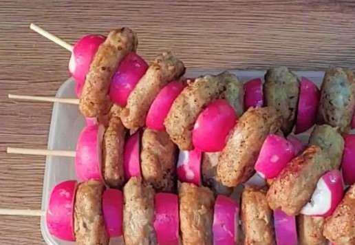 1. Этап. Шашлык из индейки в азиатском стиле: 16. У меня получилось 4 порции. Такие шашлычки можно положить в контейнер и взять с собой на пикник.