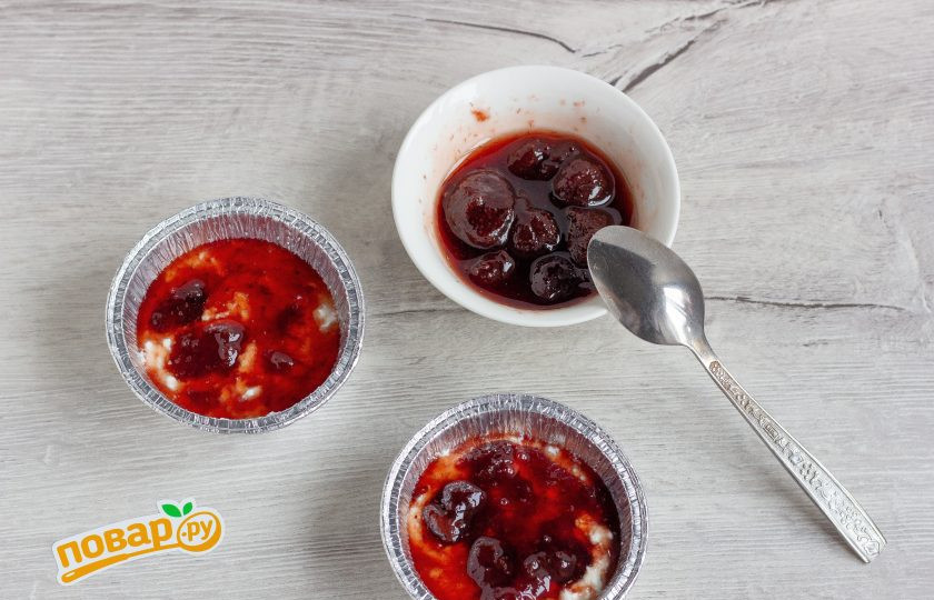 1. Этап. Творожный десерт с маршмеллоу: Затем небольшой слой варенья.