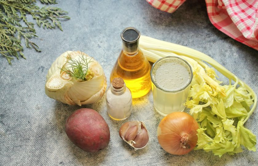 1. Этап. Суп из фенхеля и сельдерея: Подготовьте все необходимые ингредиенты для приготовления супа из фенхеля и сельдерея. Овощи почистите и сполосните.