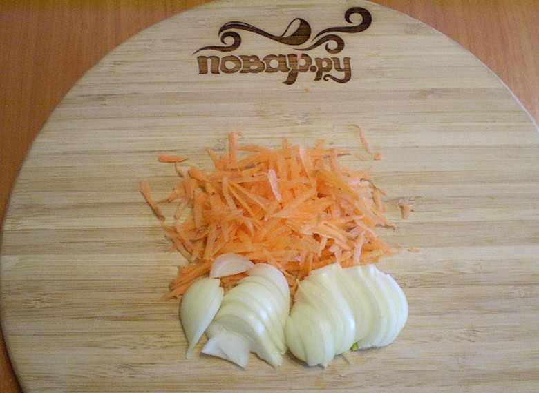 1. Этап. Вегетарианский гороховый суп в мультиварке: Когда горох будет почти готов, займитесь овощами. Очистите лук и морковь, натрите на терке или порежьте овощи.
