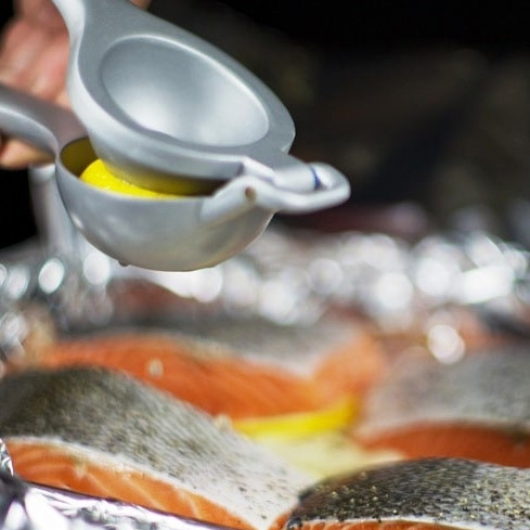 1. Этап. Красная рыба, запеченная в фольге: Поливаем рыбу соком оставшегося лимона (если не осталось - возьмите новый, лимонный сок обязателен).