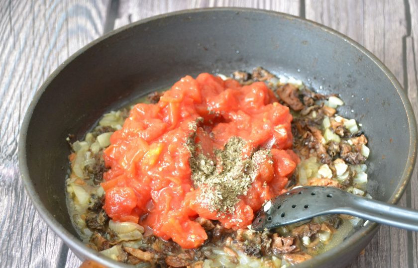 1. Этап. Польпетте: Выложите томатную пассату или резаные томаты в собственном соку, добавьте столовую ложку томатной пасты, сухой базилик, потушите еще 5 минут.