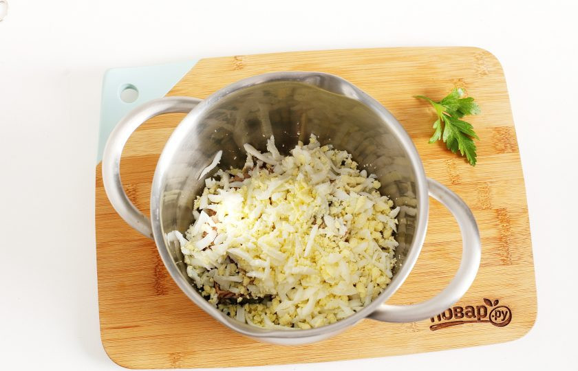 1. Этап. Батон фаршированный консервой и яйцом: Добавьте тертые на крупной терке вареные яйца.