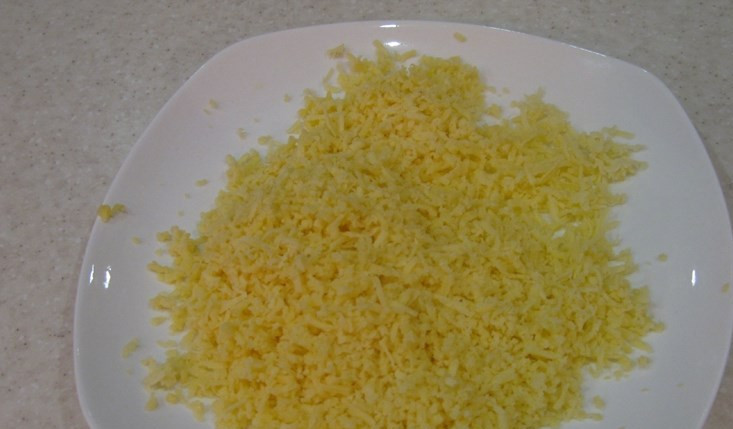 1. Этап. Салат Черепашка: А также желток и сыр.