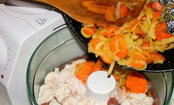 1. Этап. Паштет из куриной печени в духовке: Очищенную морковь и луковицу нарежьте кольцами. Обжарьте овощи в масле до мягкости. Жир пропустите через мясорубку, лучше дважды. Одно яйцо сварите вкрутую, а потом нарежьте. Эти ингредиенты соедините в блендере вместе с печенью и яичным желтком. Измельчите всё в комбайне.