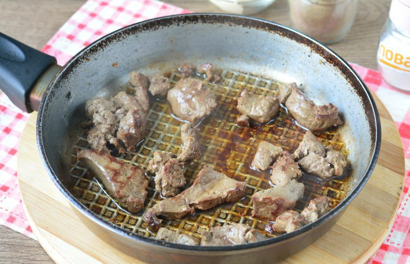 1. Этап. Паштет из телячьей печени: Разогрейте немного растительного масла в сковороде, выложите печень и обжаривайте 5-6 минут. Добавьте соль и черный перец по вкусу.