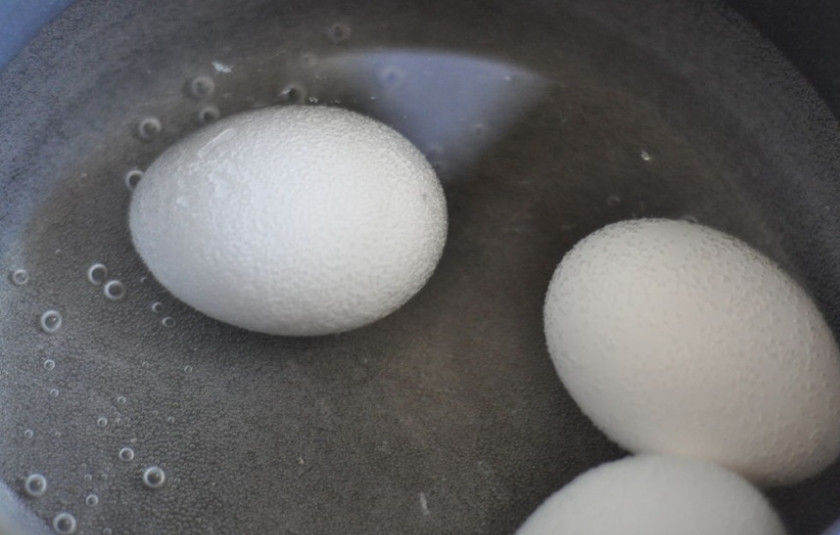 1. Этап. Яйца куриные фаршированные: Доведите воду до кипения. Когда вода закипит, выключите огонь, накройте крышкой и дайте яйцам полежать в кипятке 10 минут.