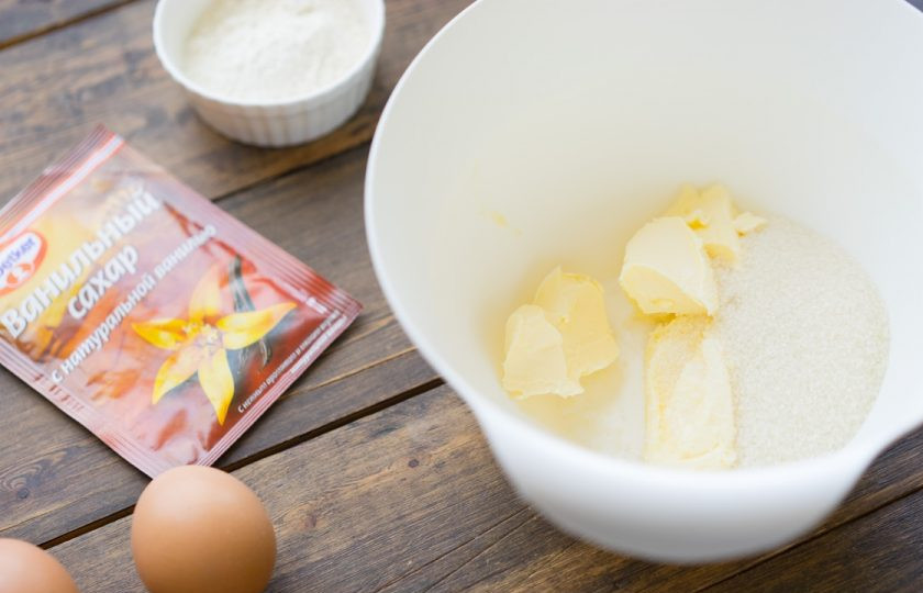 1. Этап. Десерт Птичье молоко: 2. Сливочное масло должно быть комнатной температуры. Растираем его с сахаром при помощи миксера (на полной мощности).