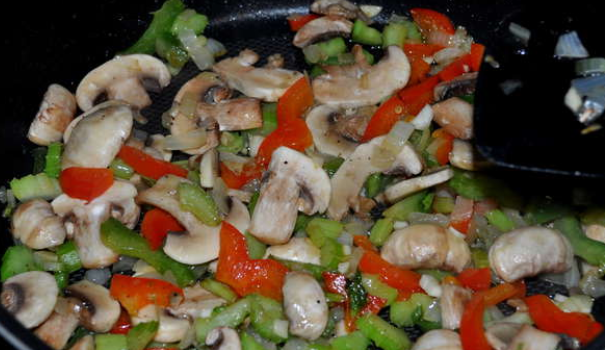 1. Этап. Курица кусочками с овощами в духовке: Мелко нарезаем болгарский перец, репчатый лук, сельдерей и шампиньоны. Обжариваем овощи с грибами на сковороде (примерно 4-5 минут). Специи — по вкусу.