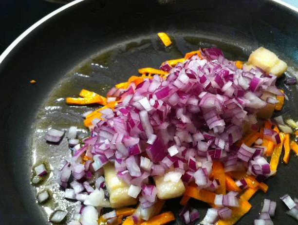 1. Этап. Французский паштет: Нарезаем сало на кусочки. Сало должно быть сырым, не засоленным. Наливаем на сковородку оливковое масло, выкладываем туда сало. Обжариваем его. Затем скидываем туда же нарезанные овощи, все тушим.