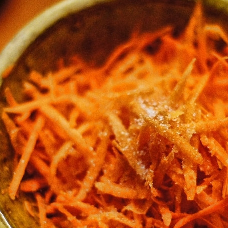 1. Этап. Кролик на гриле: Морковь натрем на крупной терке, добавим соль, перец и сахар, слегка сбрызнем уксусом.