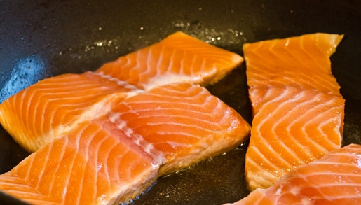 1. Этап. Сёмга в глазури: 4. Обжарьте сёмгу в разогретом масле с каждой стороны по 4 минуты.