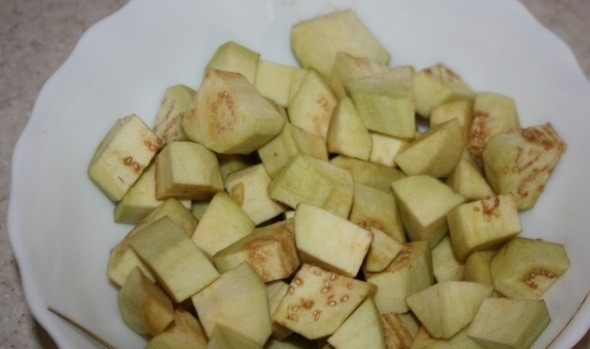 1. Этап. Свинина в мультиварке-скороварке: Баклажаны помойте, почистите, нарежьте кубиками. Залейте их холодной водой с солью на 10 минут, чтобы ушла горечь.