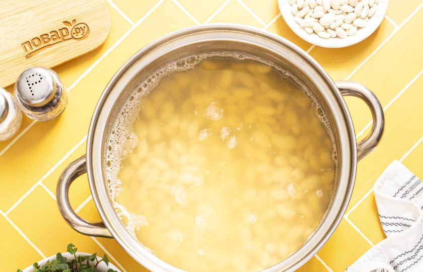 1. Этап. Фасоль белая консервированная: Варите на среднем огне около 1 часа или чуть больше.