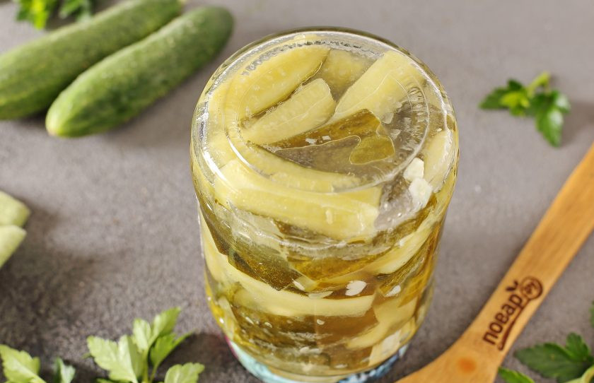 1. Этап. Огурцы по-польски дольками на зиму: Затем банки достаньте, плотно закатайте или закрутите. Переверните, укутайте и оставьте до остывания.