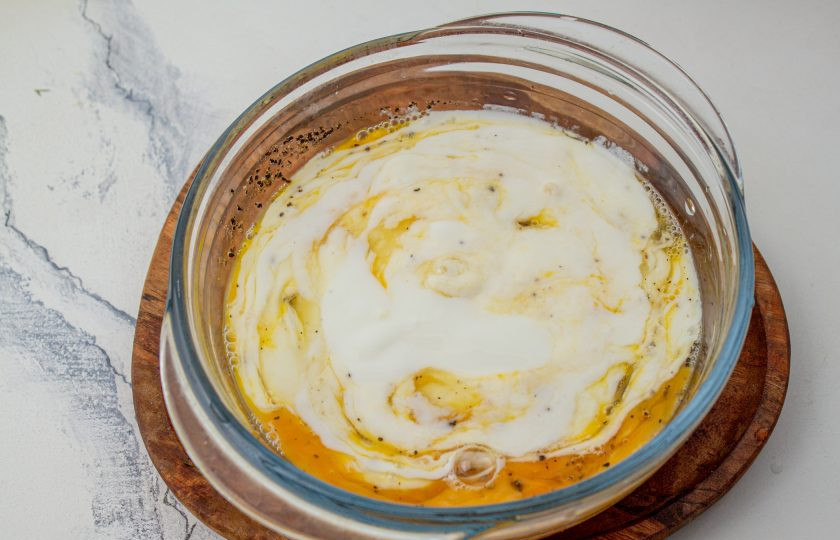 1. Этап. Заливной пирог с капустой и сыром: Влейте кефир, перемешайте.