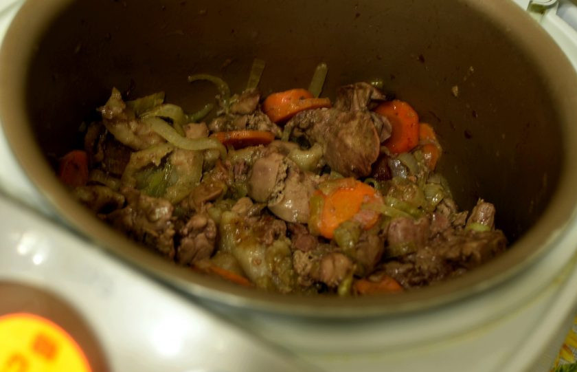 1. Этап. Паштет из куриной печени в мультиварке: Закройте мультиварку крышкой и готовьте в режиме 