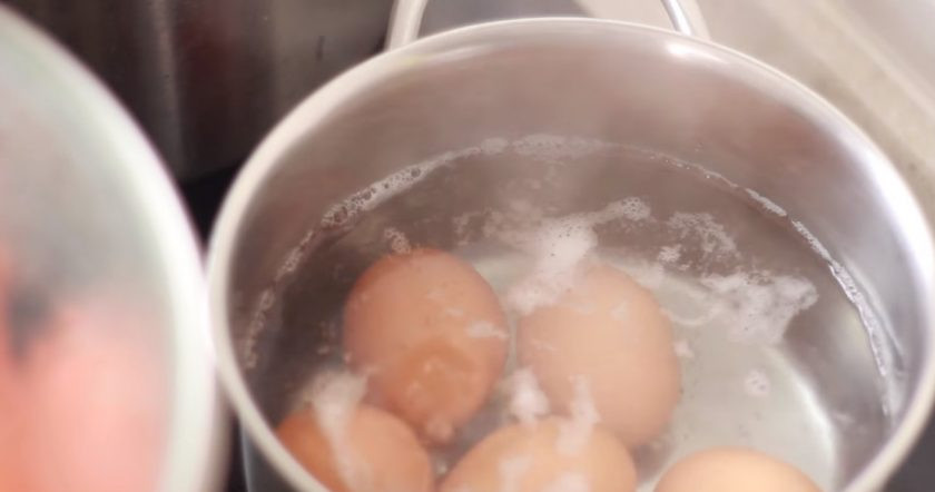 1. Этап. Салат Новогодняя хлопушка: Отварите яйца 9-10 минут.