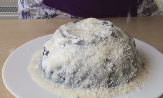 1. Этап. Шоколадный пирог (торт) за 5 минут: 7. Переверните пирог на блюдо, дайте ему остыть. Смажьте сметанным кремом и присыпьте кокосовой стружкой.