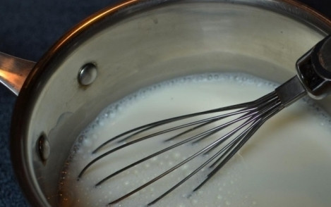 1. Этап. Сливочное желе: Добавить ваниль и размешивать, пока сахар не растворится полностью.