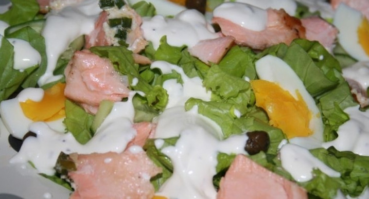 1. Этап. Салат из лосося горячего копчения: 6. Полейте приготовленный салат заправкой.