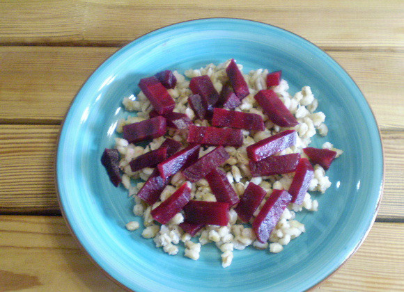 1. Этап. Салат к котлетам: 6. Затем выкладываем свеклу.