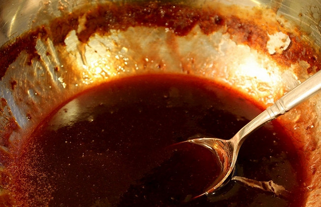 1. Этап. Бекмес классический: Поместите сок на водяную баню, уваривайте его до загустения. В классическом варианте должно испариться где-то 50% жидкости. Правильный бекмес похож по консистенции на мед.