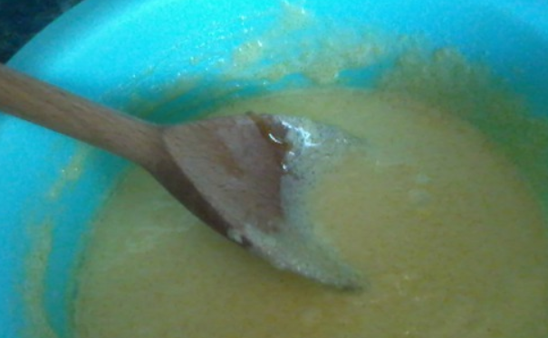 1. Этап. Пасха запеченная: Желтки смешиваем с сахаром, ванильный сахар и мед. Растираем, добавив щепотку соли.