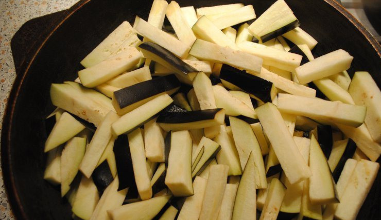 1. Этап. Баклажаны по-тайски: Солим хорошенько наши баклажаны. Обжариваем их в небольшом количестве оливкового масла.