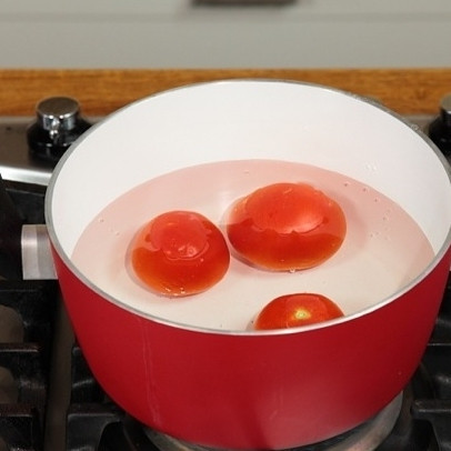 1. Этап. Спагетти с помидорами: Помидоры на 30 секунд бросить в кипящую воду.