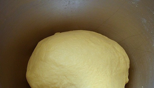 1. Этап. Маковые булочки под шоколадом: Переложить тесто в миску, накрыть и оставить на 45-60 минут.