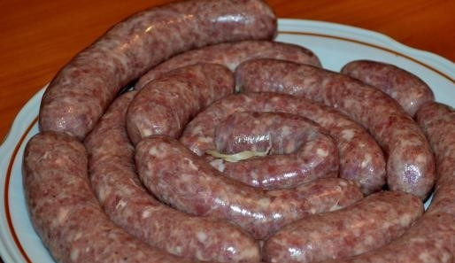 1. Этап. Колбаски из говядины: 6. Когда наполните всем фаршем кишки, из колбаски следует сформировать круг. Для этого перевяжите дополнительно.