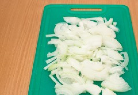 1. Этап. Минтай жареный в сметане: Нарежьте лук полукольцами.