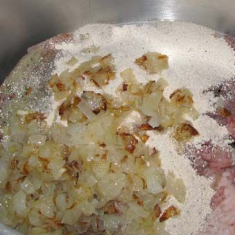 1. Этап. Рыбные котлеты по-еврейски: Филе щуки пропустите через мясорубку. Добавьте обжаренный лук и сухари.