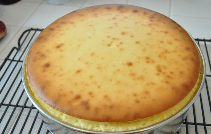 1. Этап. Настоящий чизкейк Нью-Йорк: Выпекайте чизкейк 10 минут при 260 градусах в духовке. Потом уменьшите температуру до 200 градусов. Спустя 20-30 минут уменьшите температуру до 150 градусов. Запекайте десерт до золотистой корочки, в сумме — 90 минут.