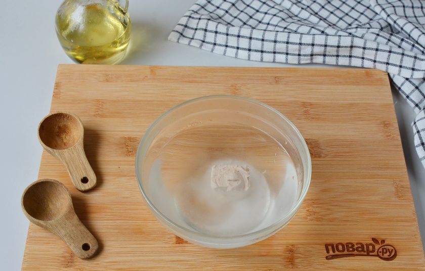 1. Этап. Простой ржаной хлеб: В теплой воде растворите сахар, соль, дрожжи.