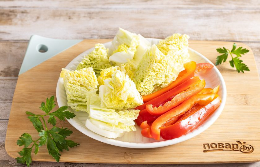 1. Этап. Закуска македонская: Пекинскую капусту порежьте крупными кусочками, а у болгарского перца удалите семена и порежьте соломкой.