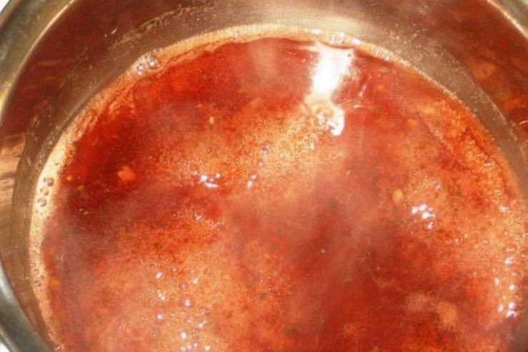 1. Этап. Гранатовый соус для шашлыка: Доведите жидкость до кипения. Затем уменьшите огонь и проварите её в течение 20 минут под крышкой.