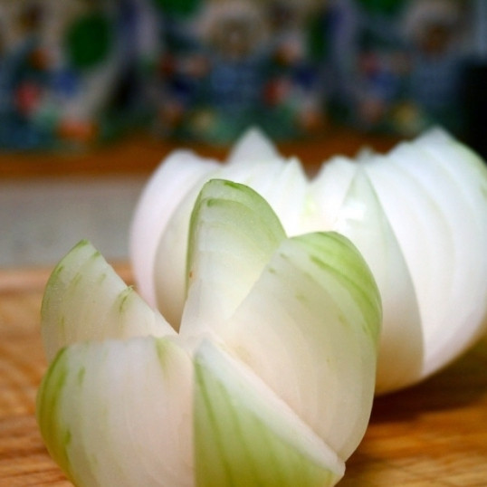 1. Этап. Луковая роза: Итак, у нас получается вот такой красивый, но пока еще сырой лук.