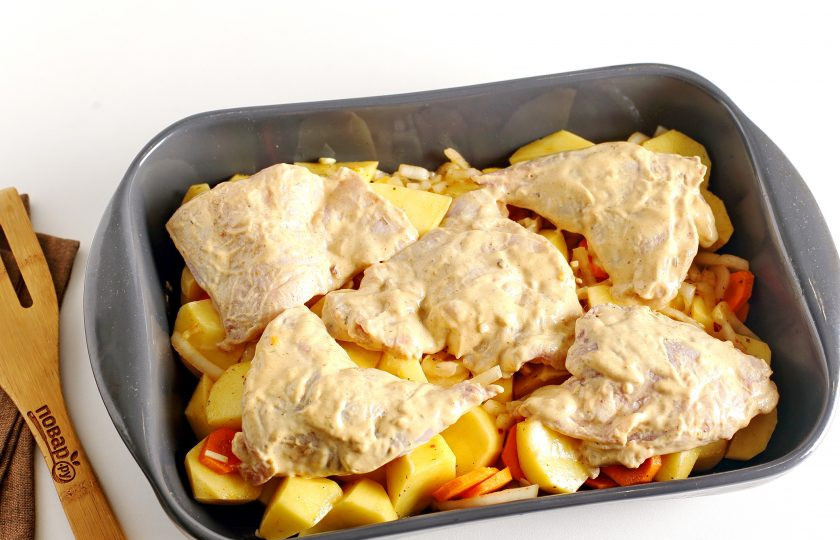 1. Этап. Кролик с картошкой в майонезе в духовке: Выложите овощи в смазанную маслом форму для запекания. Сверху распределите маринованное мясо. Накройте форму фольгой и готовьте в духовке при температуре 180 градусов около часа. Затем фольгу можете убрать, чтобы мясо подрумянилось.