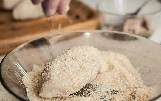 1. Этап. Рыбные зразы: Обваляйте в панировочных сухарях.