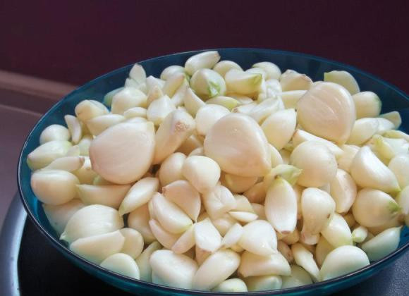 1. Этап. Кавказская аджика: 4. Чеснок очистите.